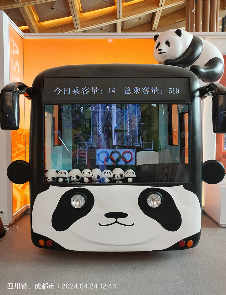 成都LED顯示屏:游覽車上的流動(dòng)風(fēng)景 | 成都LED顯示屏